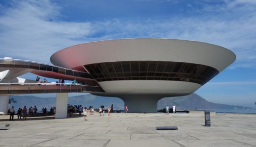 オスカー・ニーマイヤーの大建築「ニテロイ現代美術館」  , Rio de Janeiro , Brazil