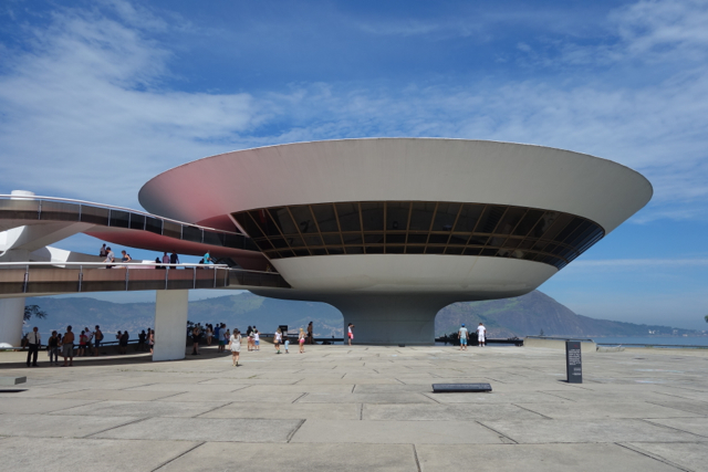 オスカー・ニーマイヤーの大建築「ニテロイ現代美術館」 , Rio de