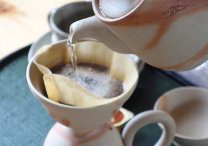 陶器で飲む、まろやかコーヒー「田園茶屋 いとわ」