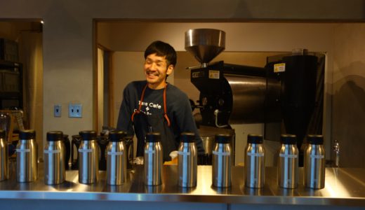 「COFFEE UNIDOS（ウニドス）」巨大な焙煎機が目立つ、コーヒー豆販売専門店