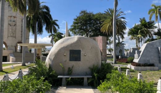 「サンタ・イフィへニア墓地」フィデル・カストロが眠る墓地